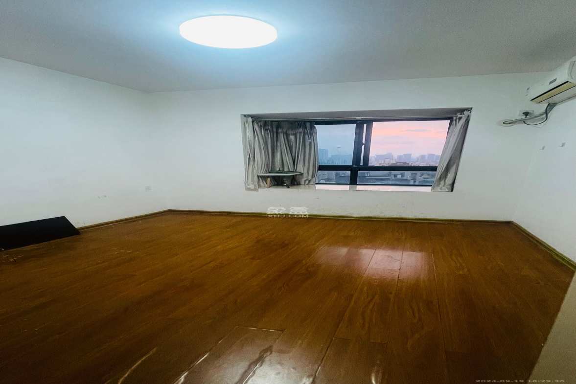 华城广场  2室1厅1卫   2400.00元/月室内图