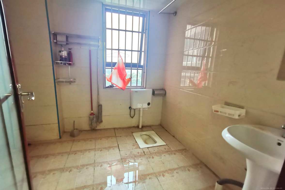 三一街区 4室2厅1卫 700.0元/月 三一街区 4室2厅1卫 700.0元/月室内图