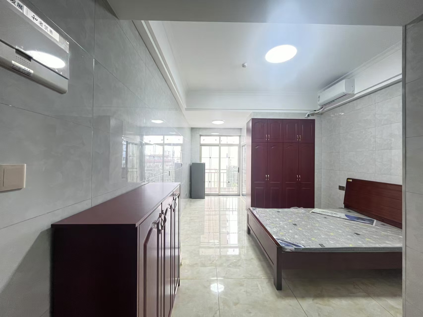 保利香槟国际  1室1厅1卫    1300.0元/月