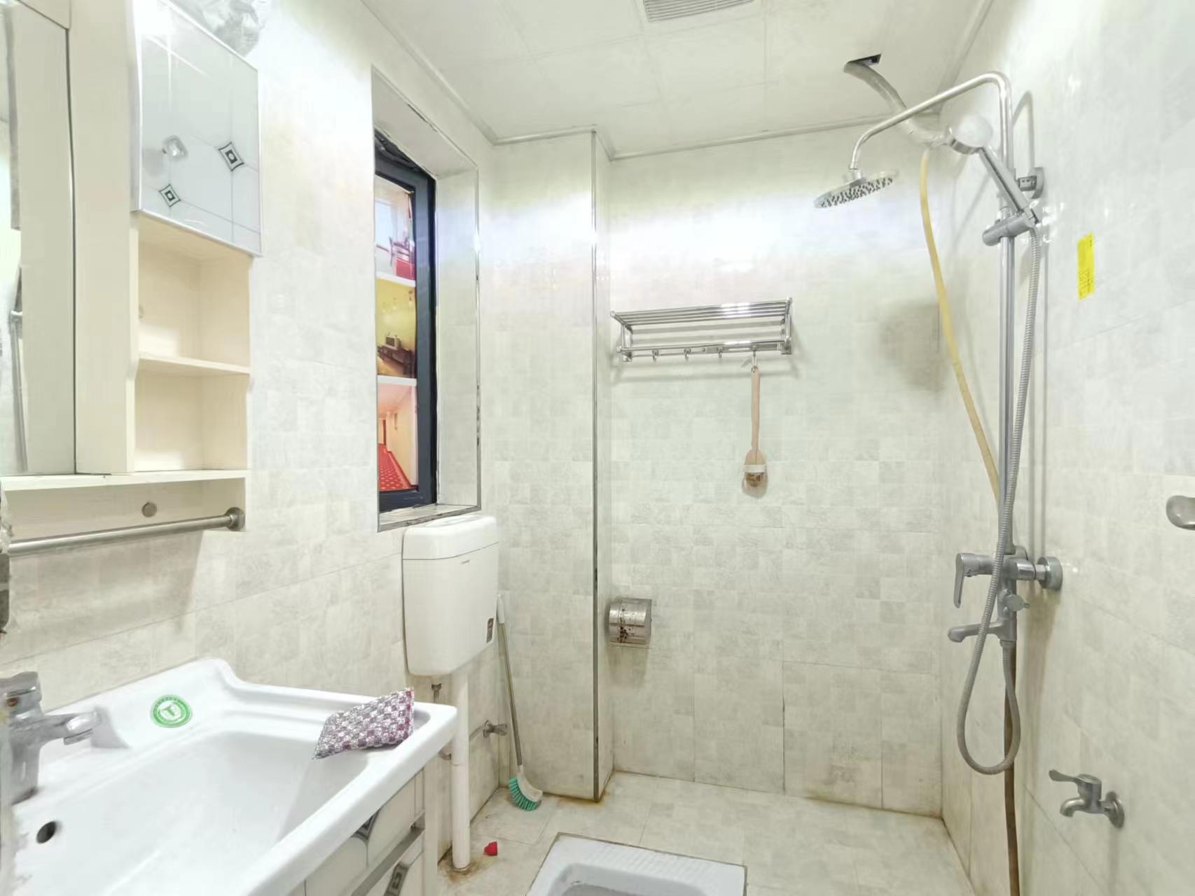 中建国际大厦  2室1厅1卫    1500.0元/月