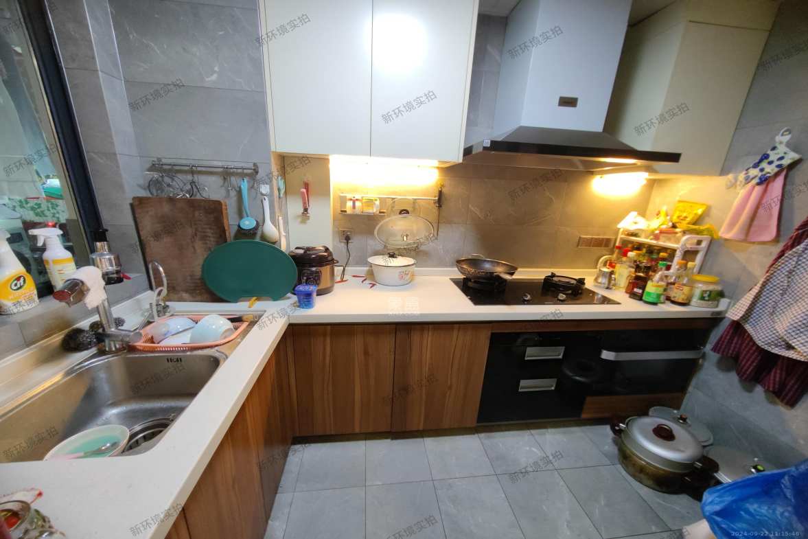 长房上层国际  3室2厅2卫   78.80万客厅