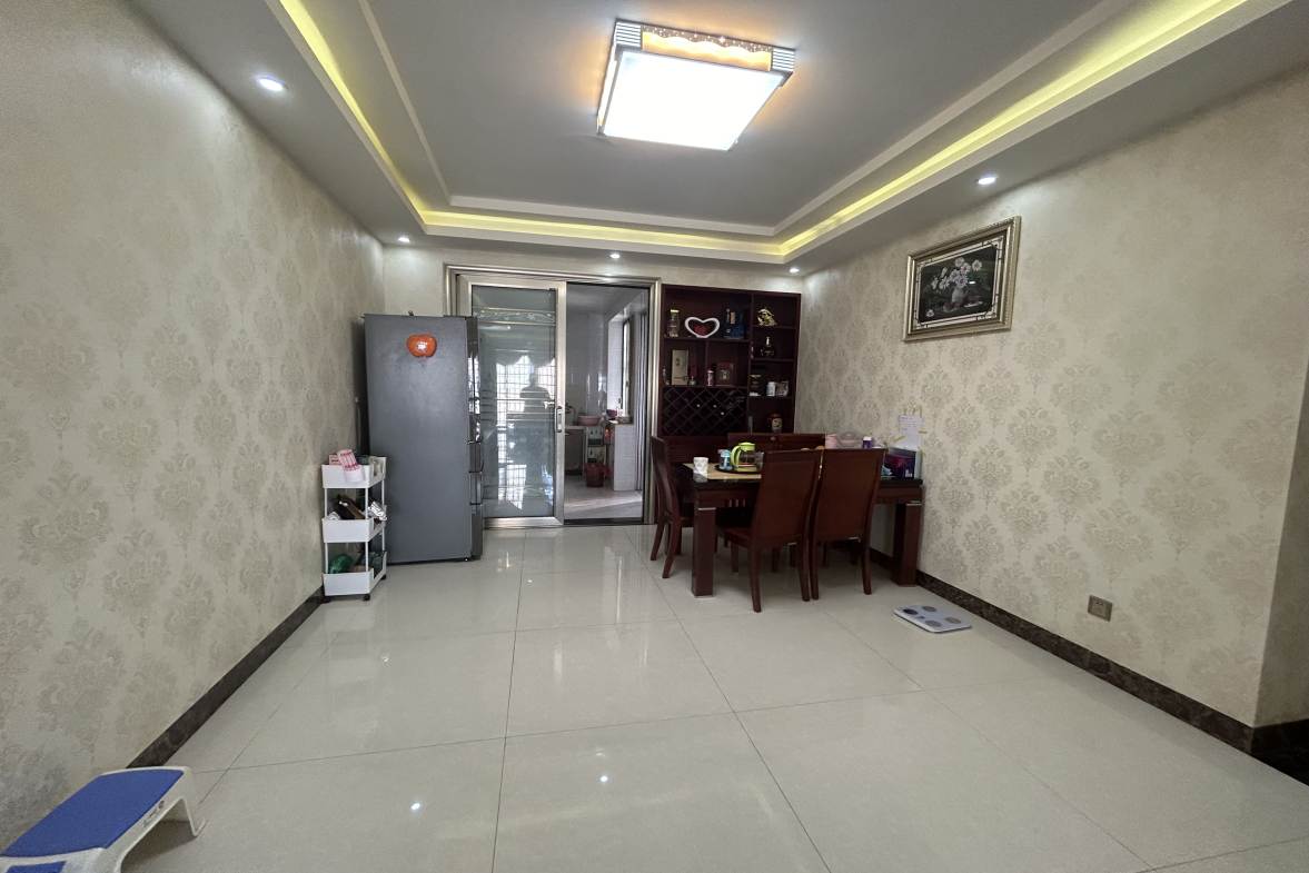 科技创新大厦  3室2厅2卫    68.8万 科技创新大厦  3室2厅2卫    68.8万客厅