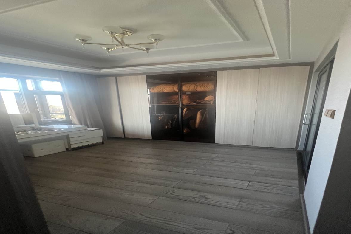 龙庭贵筑  5室3厅4卫    158.0万客厅