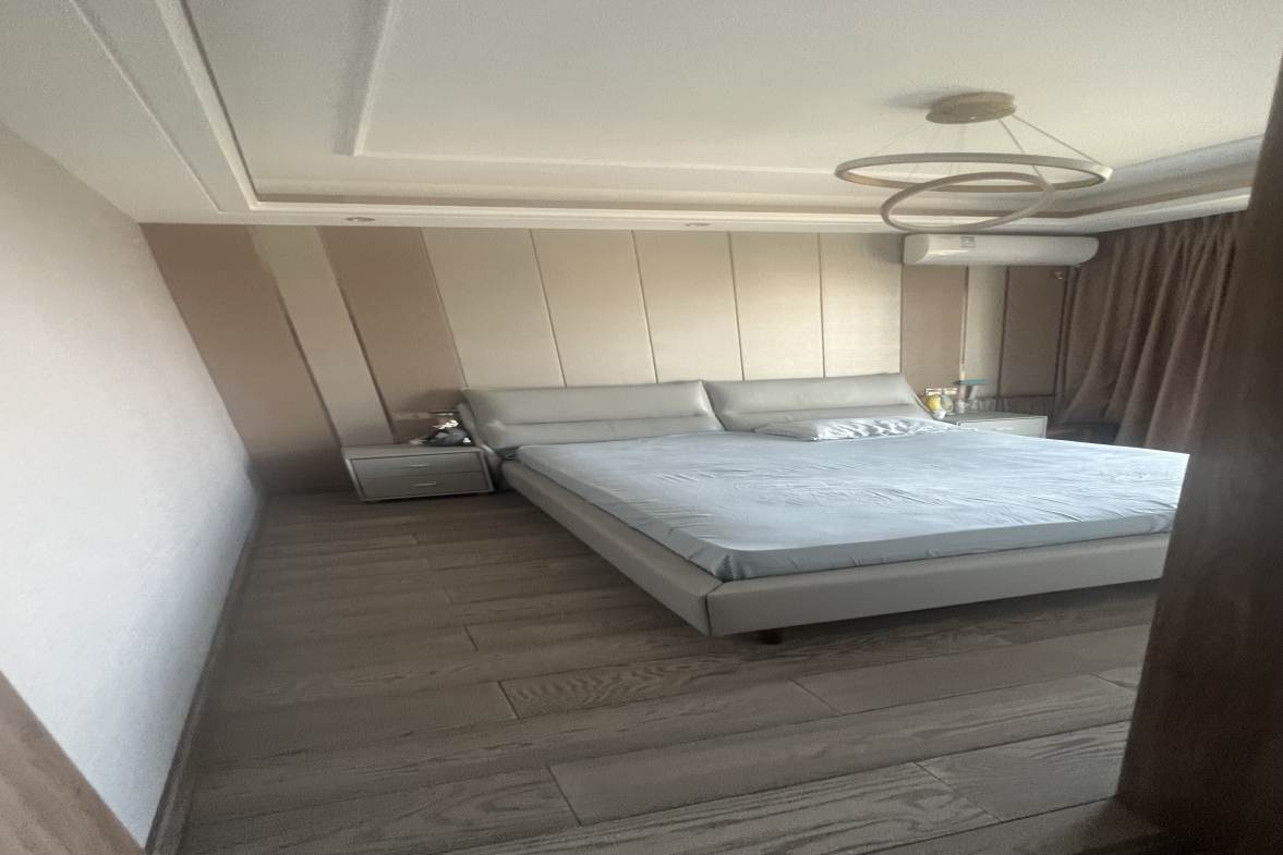 龙庭贵筑  5室3厅4卫    158.0万客厅