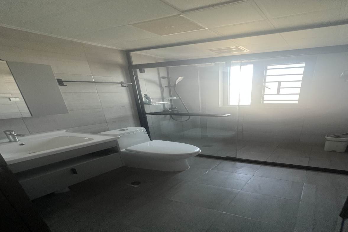 龙庭贵筑  5室3厅4卫    158.0万客厅