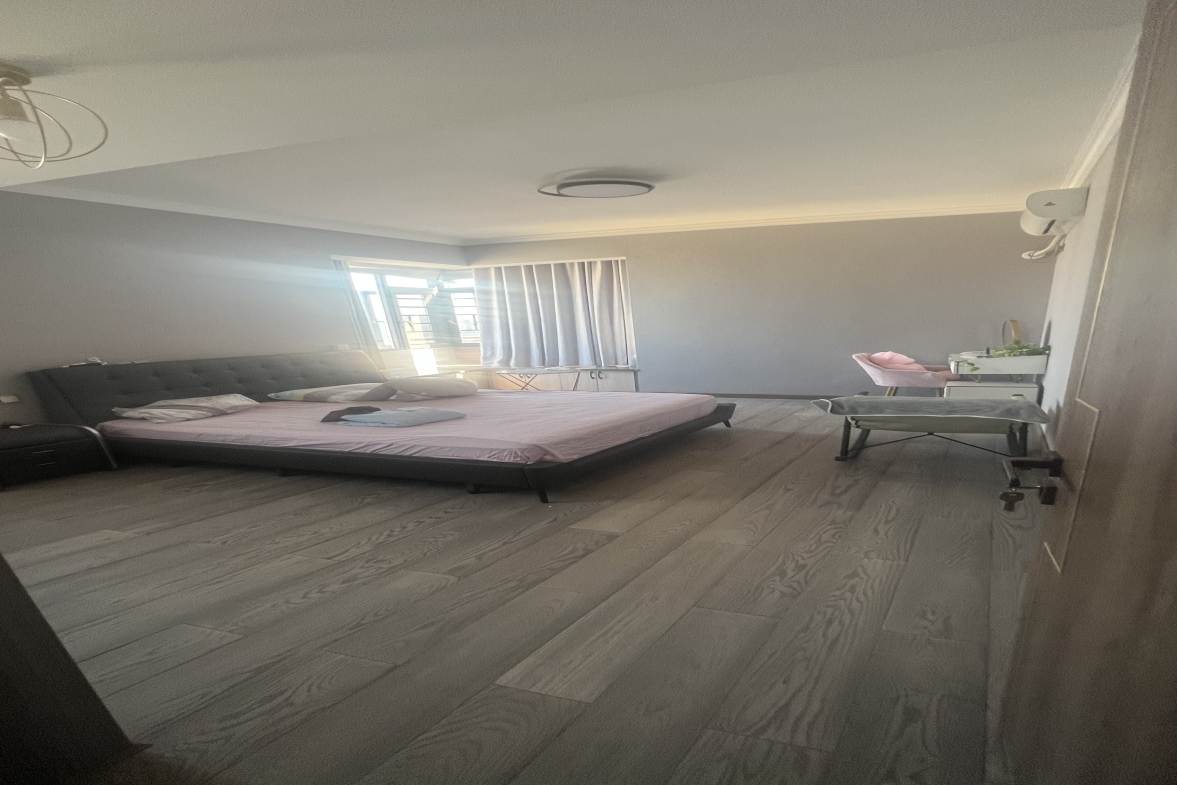 龙庭贵筑  5室3厅4卫    158.0万客厅