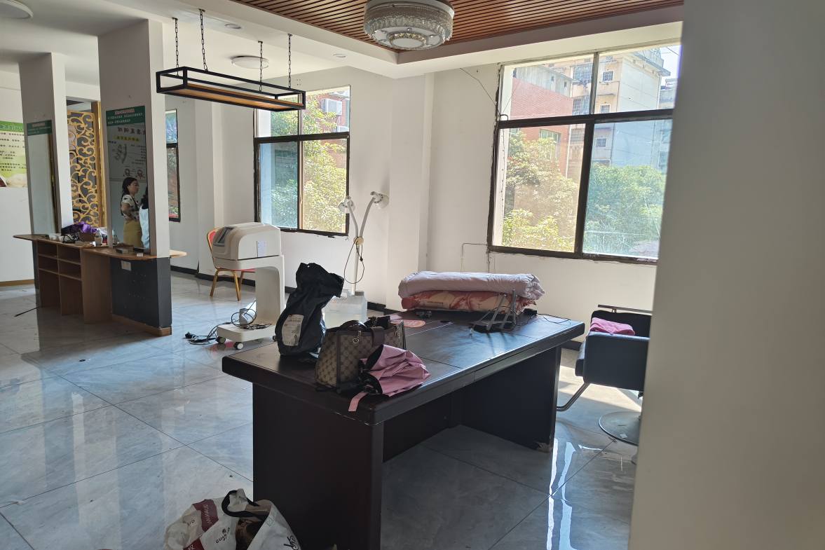 国家煤矿安全监察单位房(国家矿山安全监察) 6室1厅2卫 5000.0元/月 国家煤矿安全监察单位房(国家矿山安全监察) 6室1厅2卫 5000.0元/月室内图