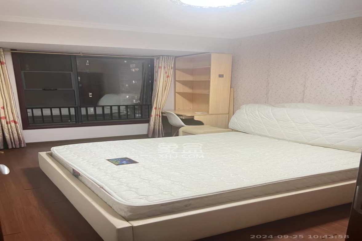 万科城市花园  3室2厅2卫   2300.00元/月室内图