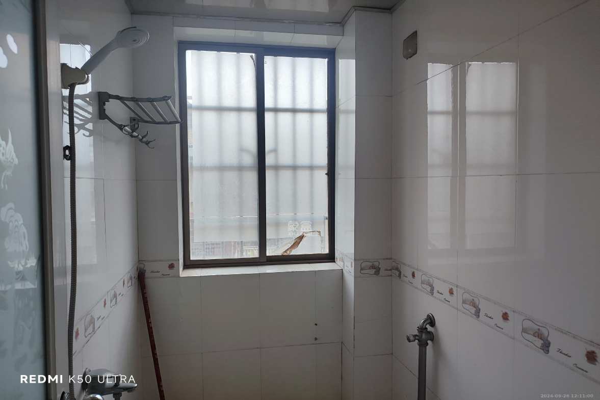 莲湖汽配城  4室2厅2卫   2200.00元/月室内图