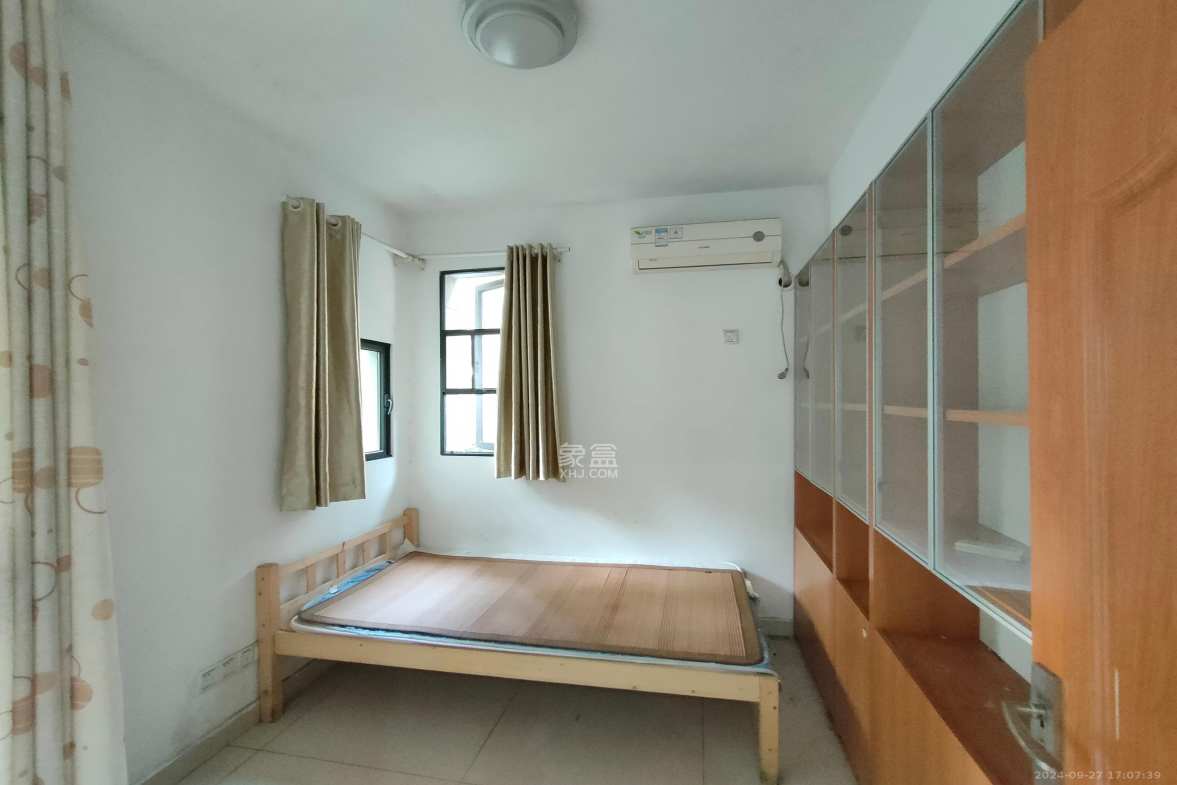 西街花园  4室2厅2卫    3300.0元/月室内图