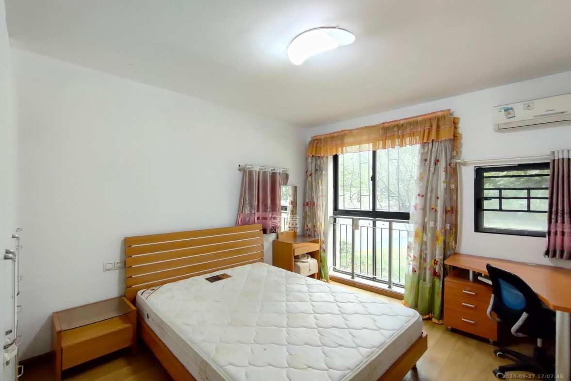 西街花园  4室2厅2卫    3300.0元/月室内图