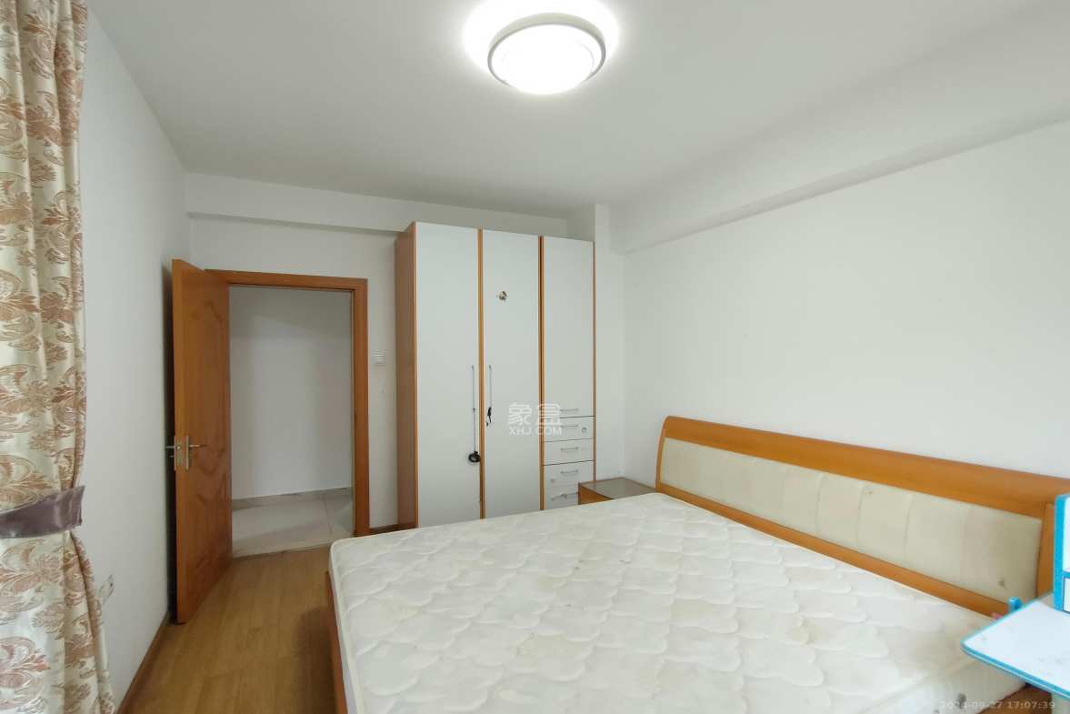 西街花园  4室2厅2卫    3300.0元/月室内图