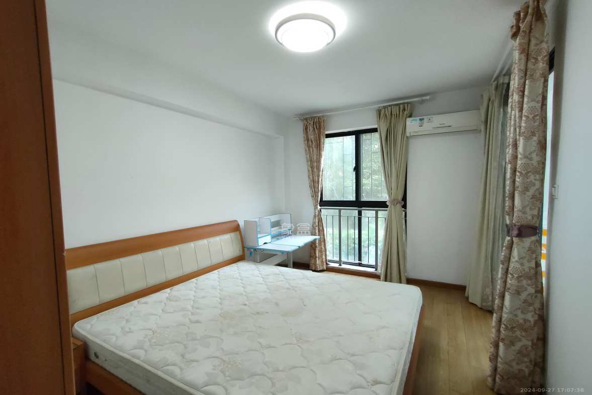 西街花园  4室2厅2卫    3300.0元/月室内图