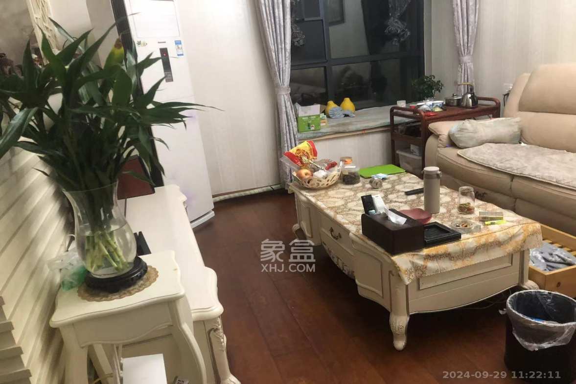 东方名苑臻锦园  2室2厅1卫    52.8万客厅