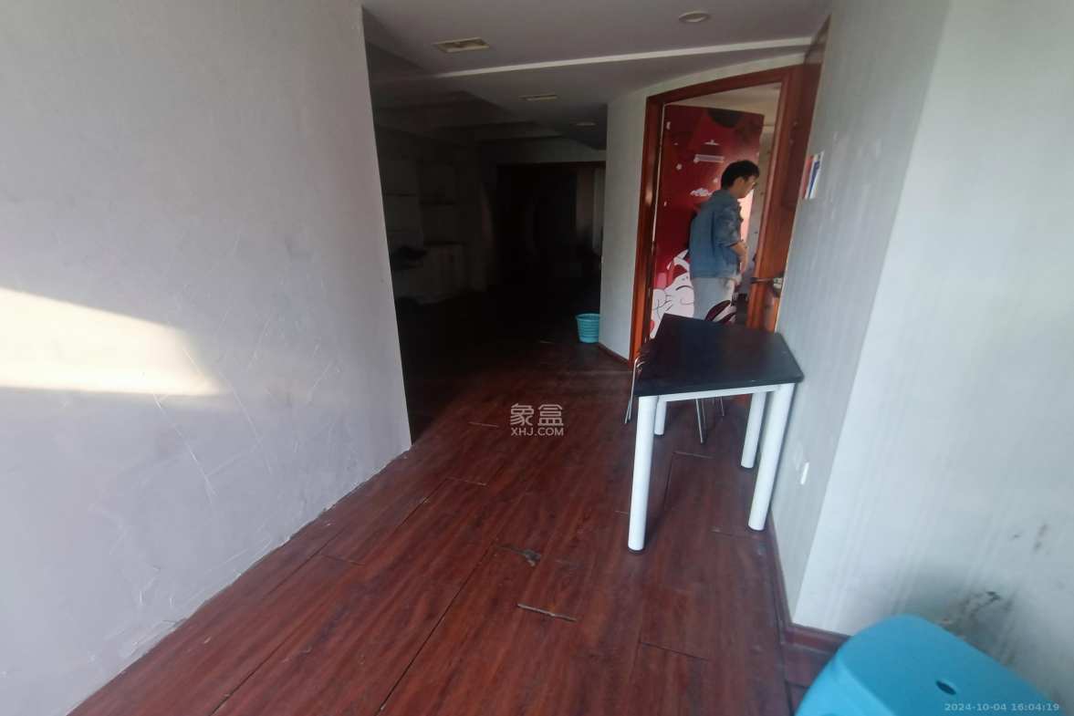 南国嘉苑 4室2厅1卫 4500.0元/月 南国嘉苑 4室2厅1卫 4500.0元/月室内图