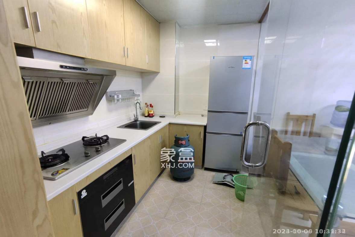 阳光100三期  2室1厅1卫    1800.0元/月 阳光100三期  2室1厅1卫    1800.0元/月室内图1