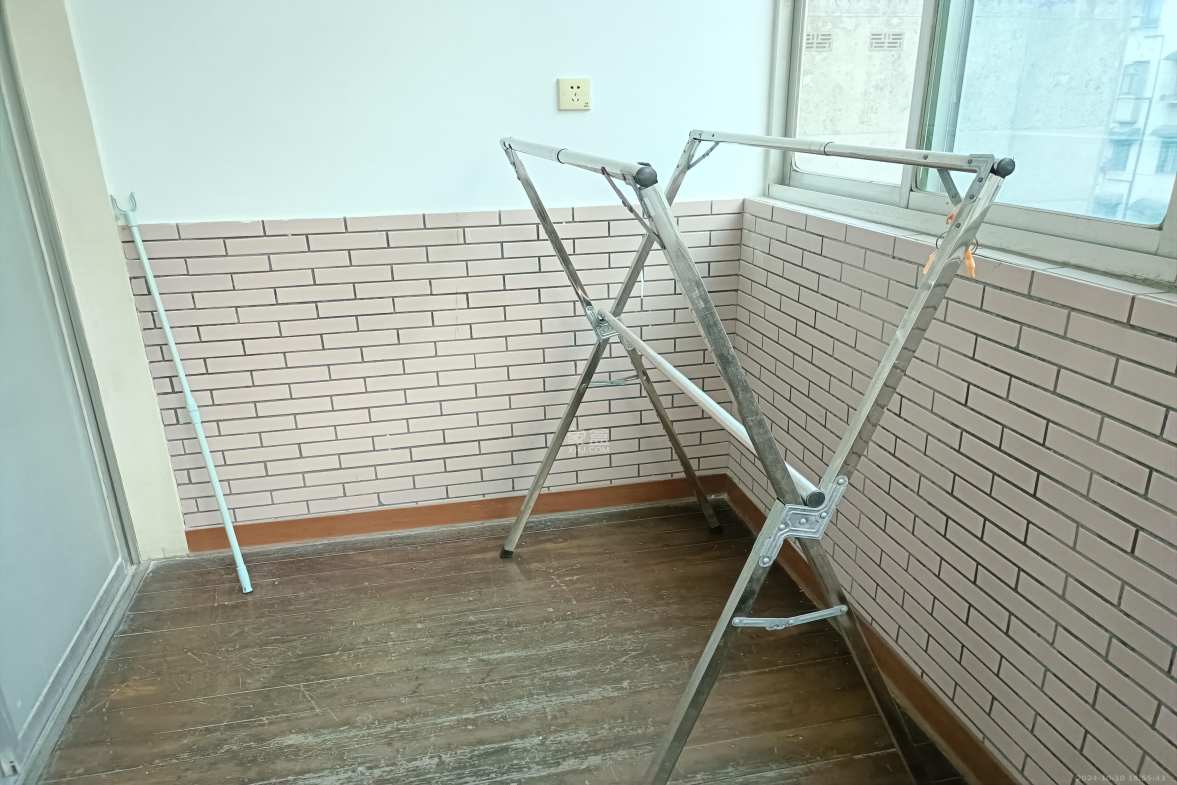 东风一村社区房（王家垅）  3室2厅2卫   2100.00元/月室内图