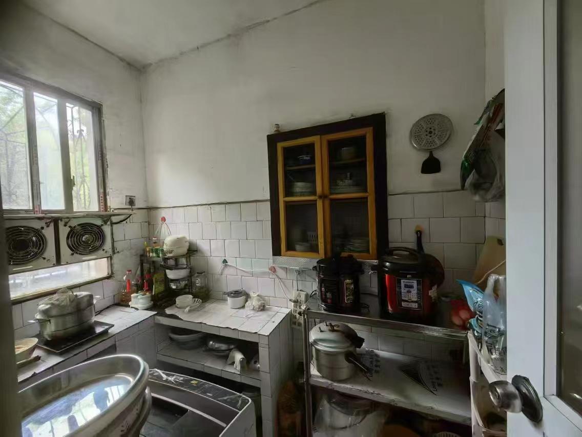 长青居民生活小区  1室0厅0卫    17.8万 长青居民生活小区  1室0厅0卫    17.8万客厅