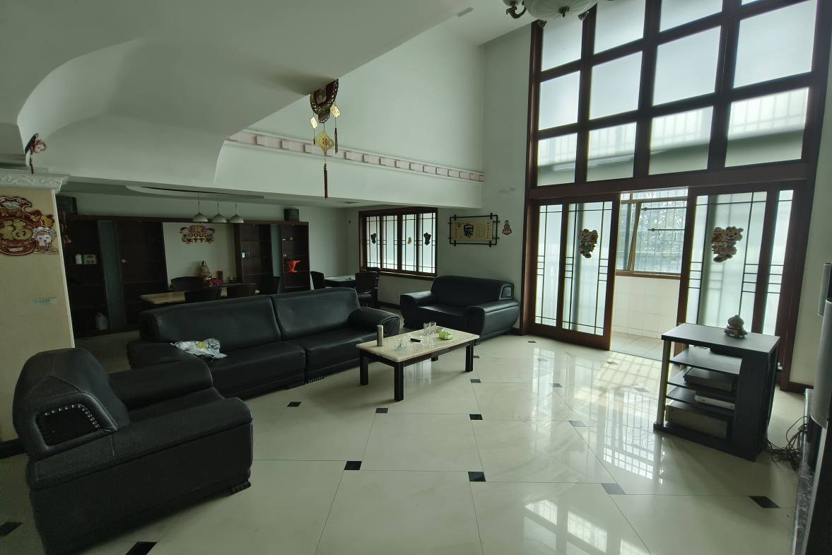 大同山庄  5室2厅2卫    79.8万客厅