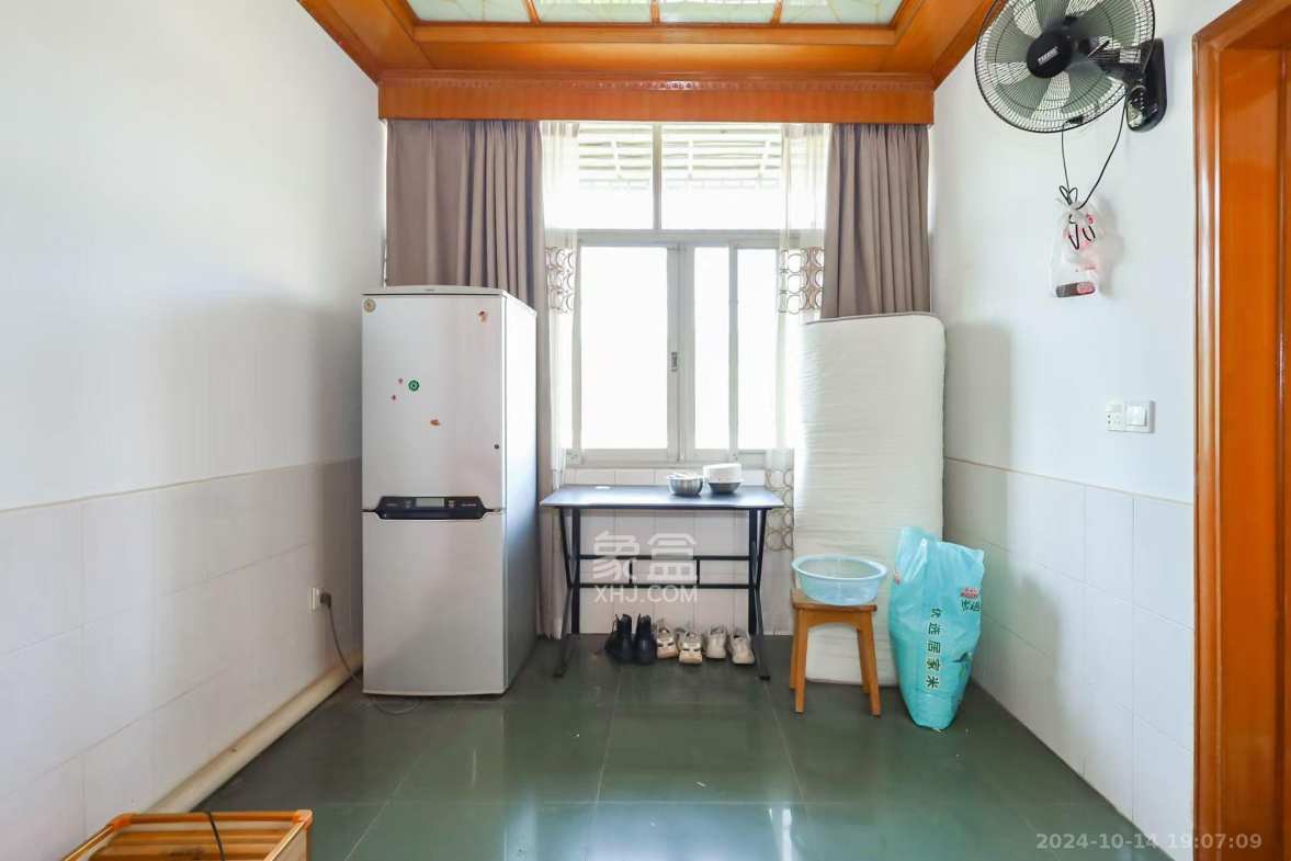 省少管所单位房  3室2厅2卫   1800.00元/月室内图