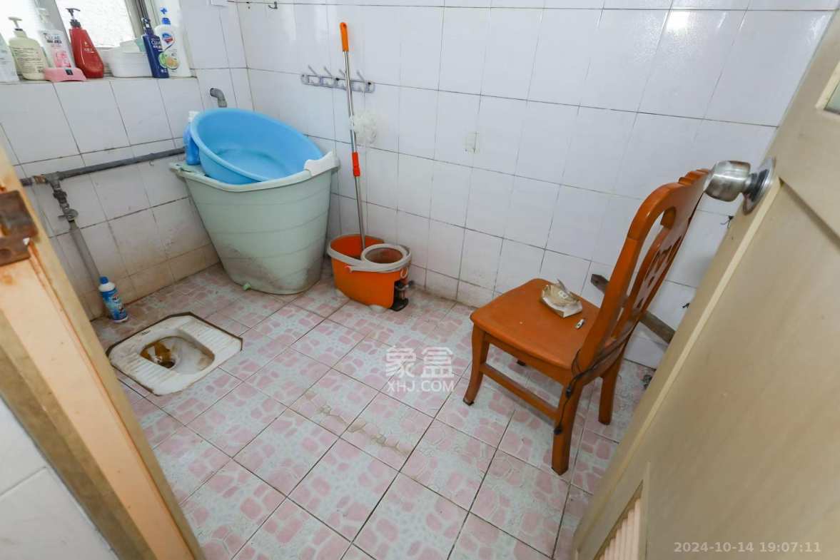 省少管所单位房  3室2厅2卫   1800.00元/月室内图