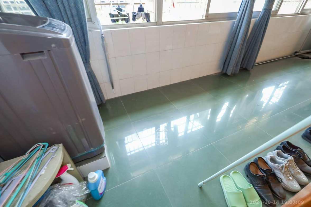 省少管所单位房  3室2厅2卫   1800.00元/月室内图
