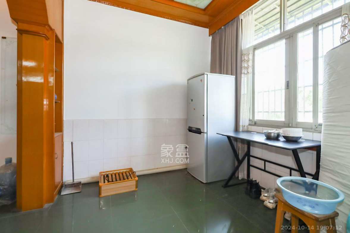省少管所单位房  3室2厅2卫   1800.00元/月室内图