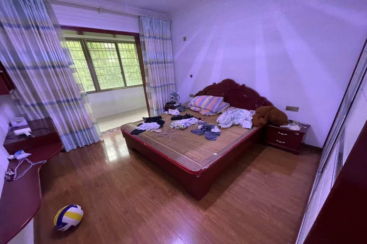 鸿都苑 3室2厅2卫 98.8万 鸿都苑 3室2厅2卫 98.8万客厅