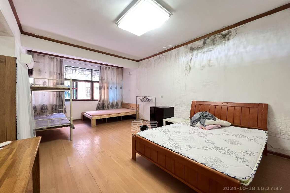 三里垅小区  4室2厅2卫   2400.00元/月室内图