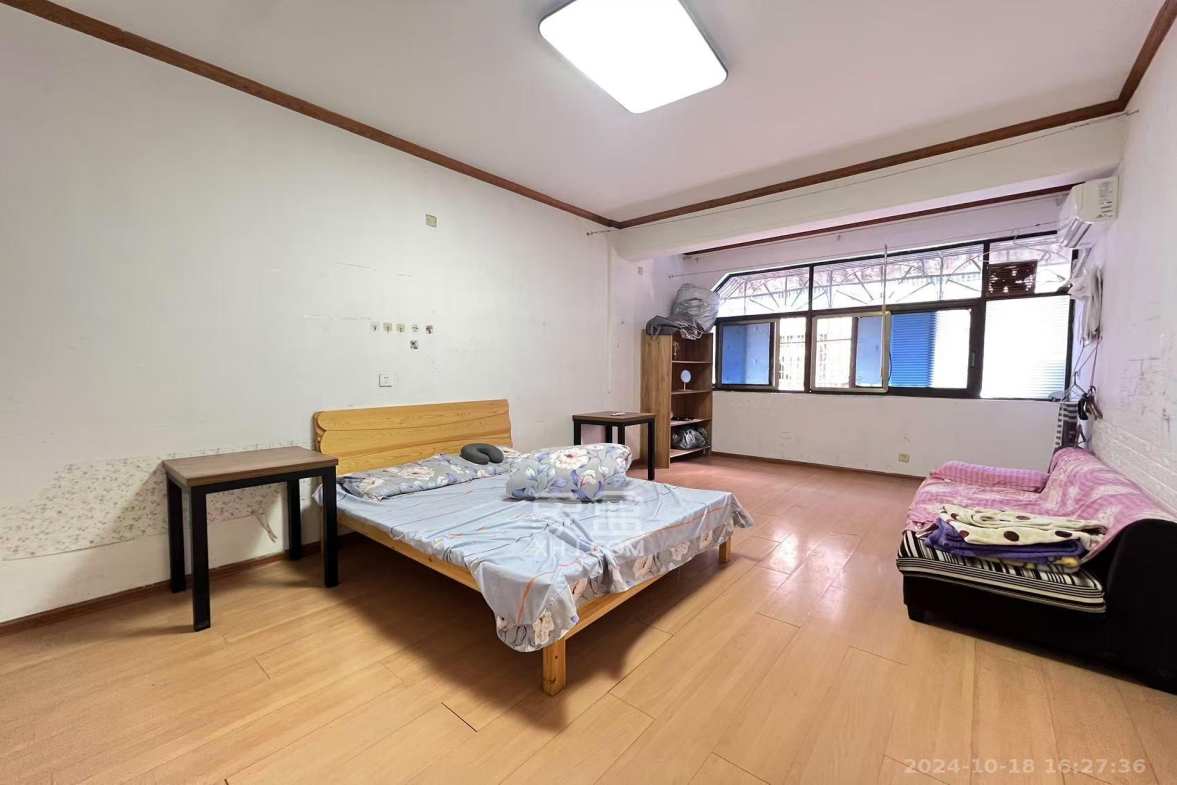 三里垅小区  4室2厅2卫   2400.00元/月室内图