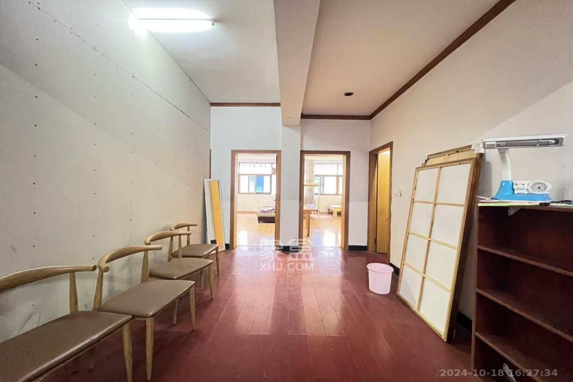三里垅小区  4室2厅2卫   2400.00元/月室内图1