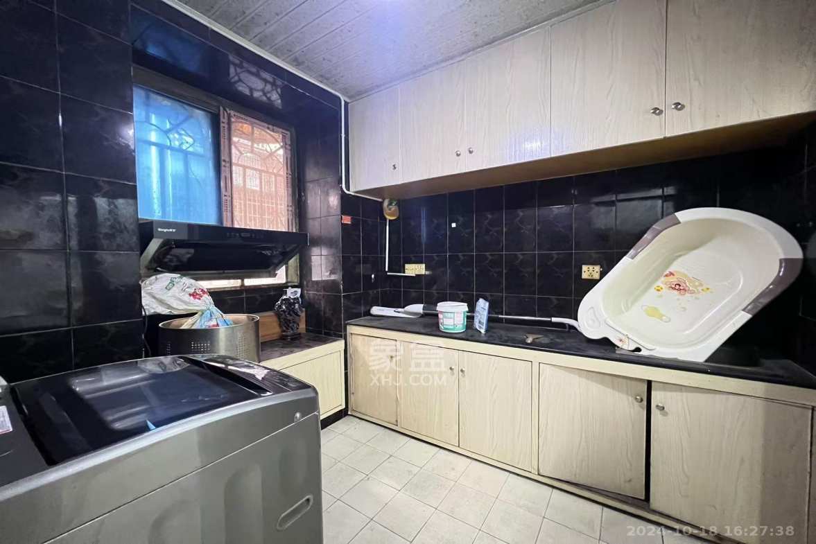 三里垅小区  4室2厅2卫   2400.00元/月室内图