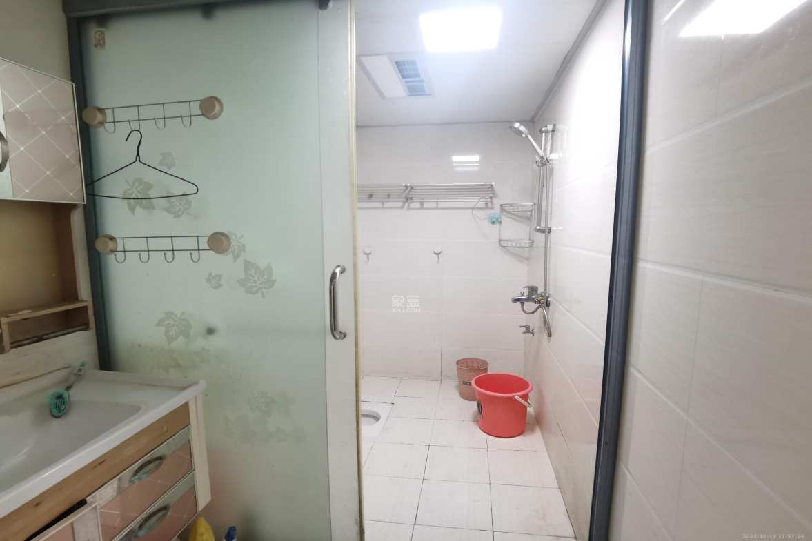 三一街区  2室2厅1卫    1800.0元/月室内图