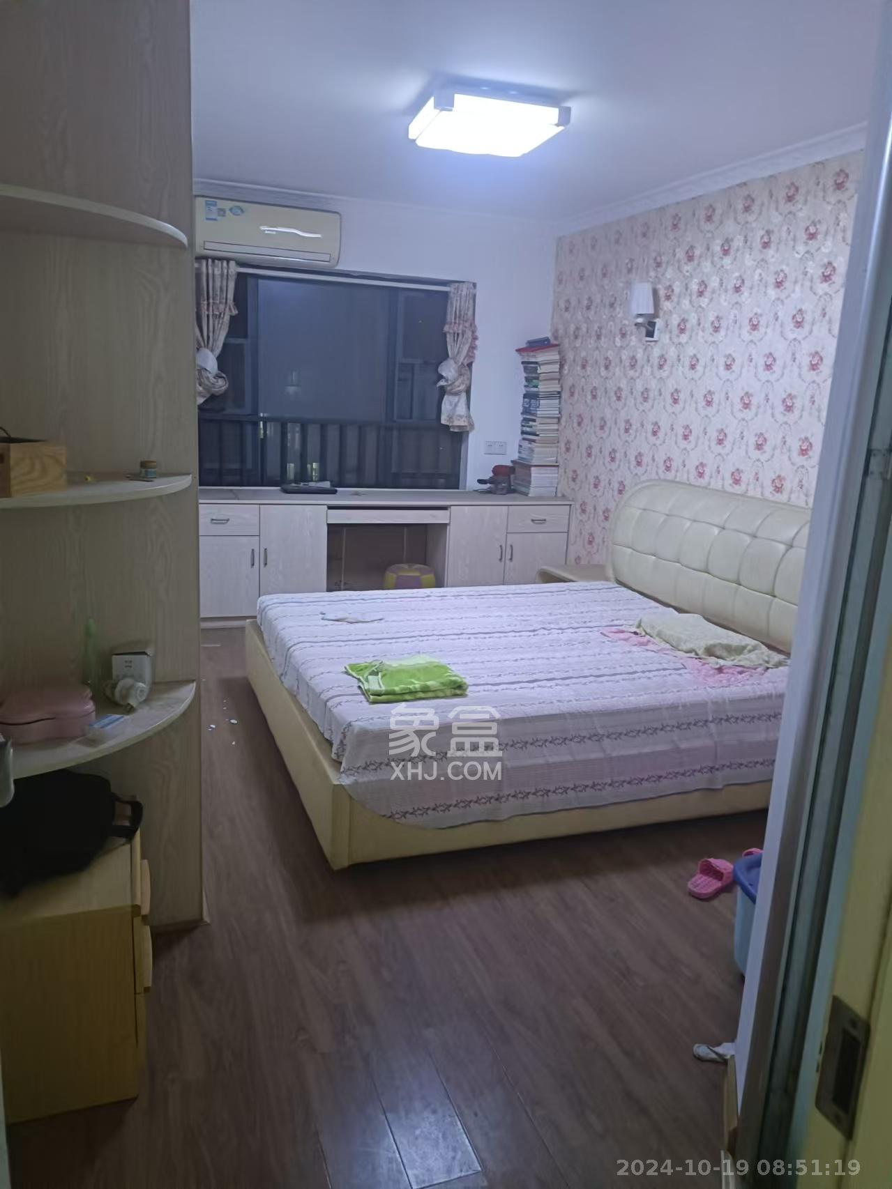 三一街区  3室2厅1卫    2400.0元/月