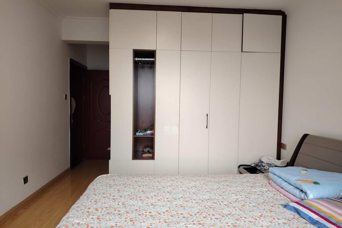 宝安江南城  3室2厅2卫   46.00万客厅