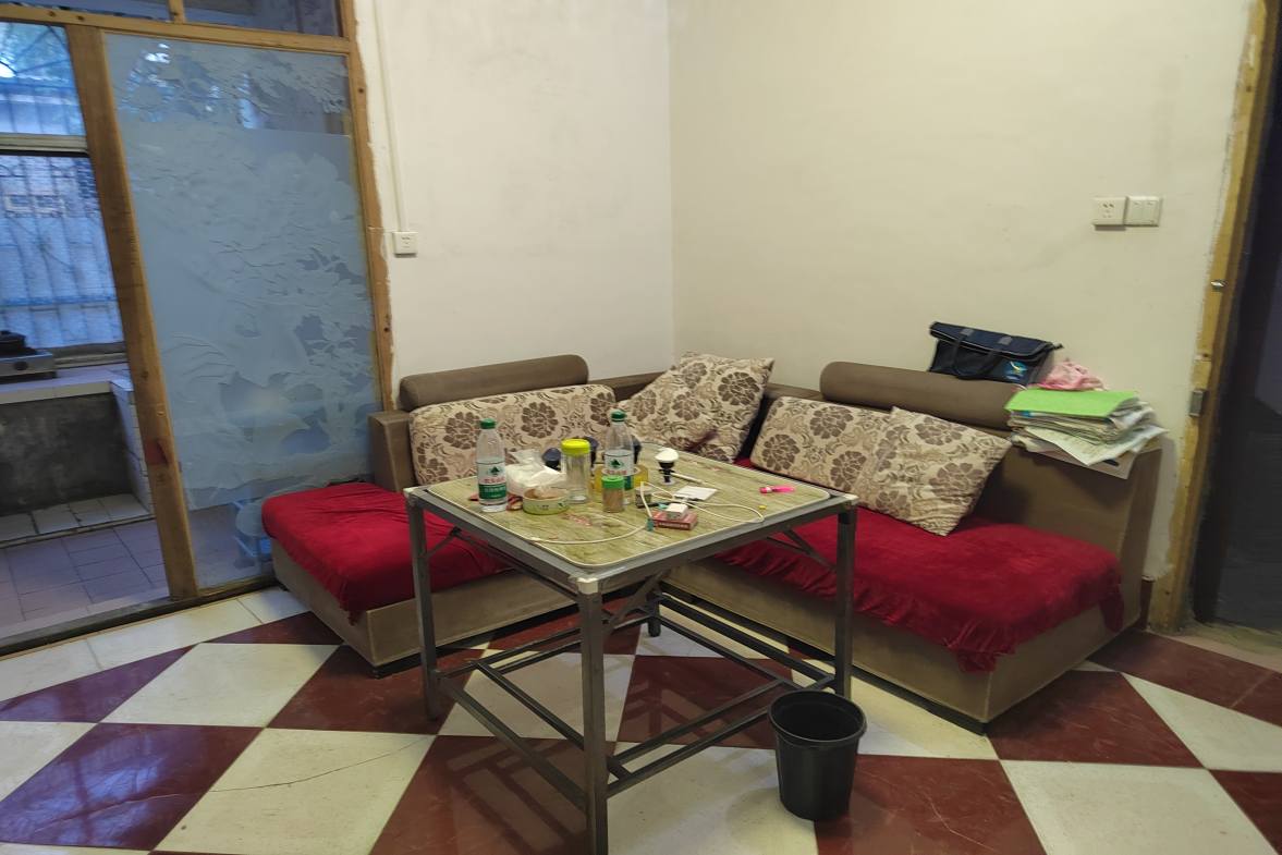 行署十单位家属房 2室1厅1卫 800.0元/月 行署十单位家属房 2室1厅1卫 800.0元/月室内图