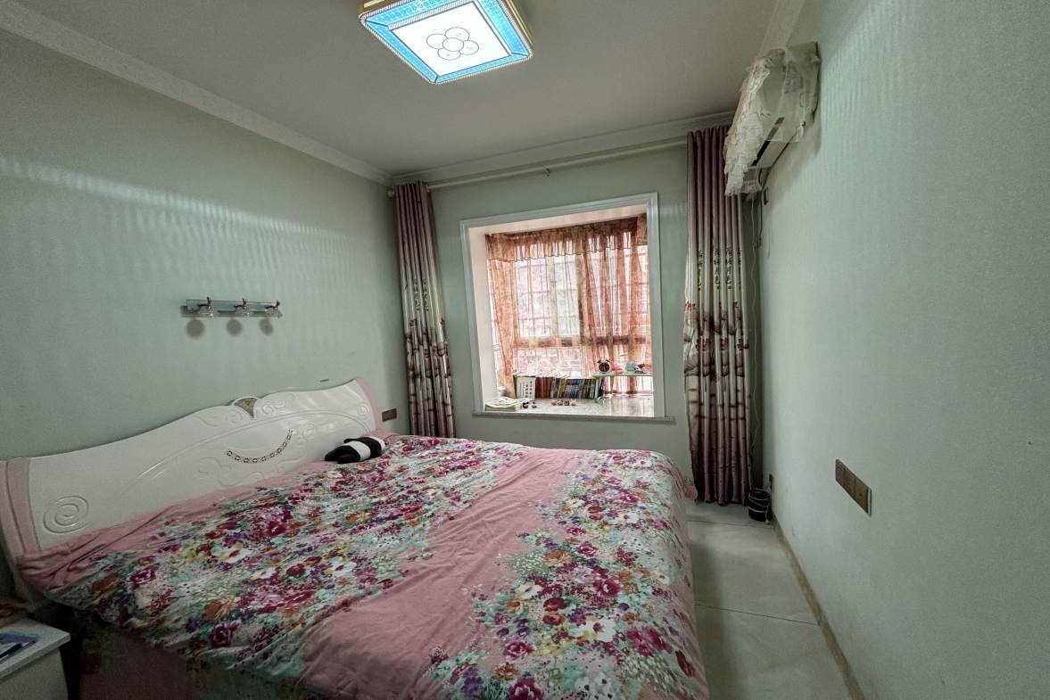 新世界建材城  3室2厅2卫    60.0万客厅