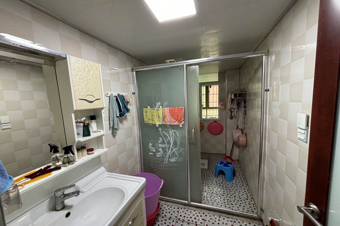 新世界建材城  3室2厅2卫    60.0万客厅