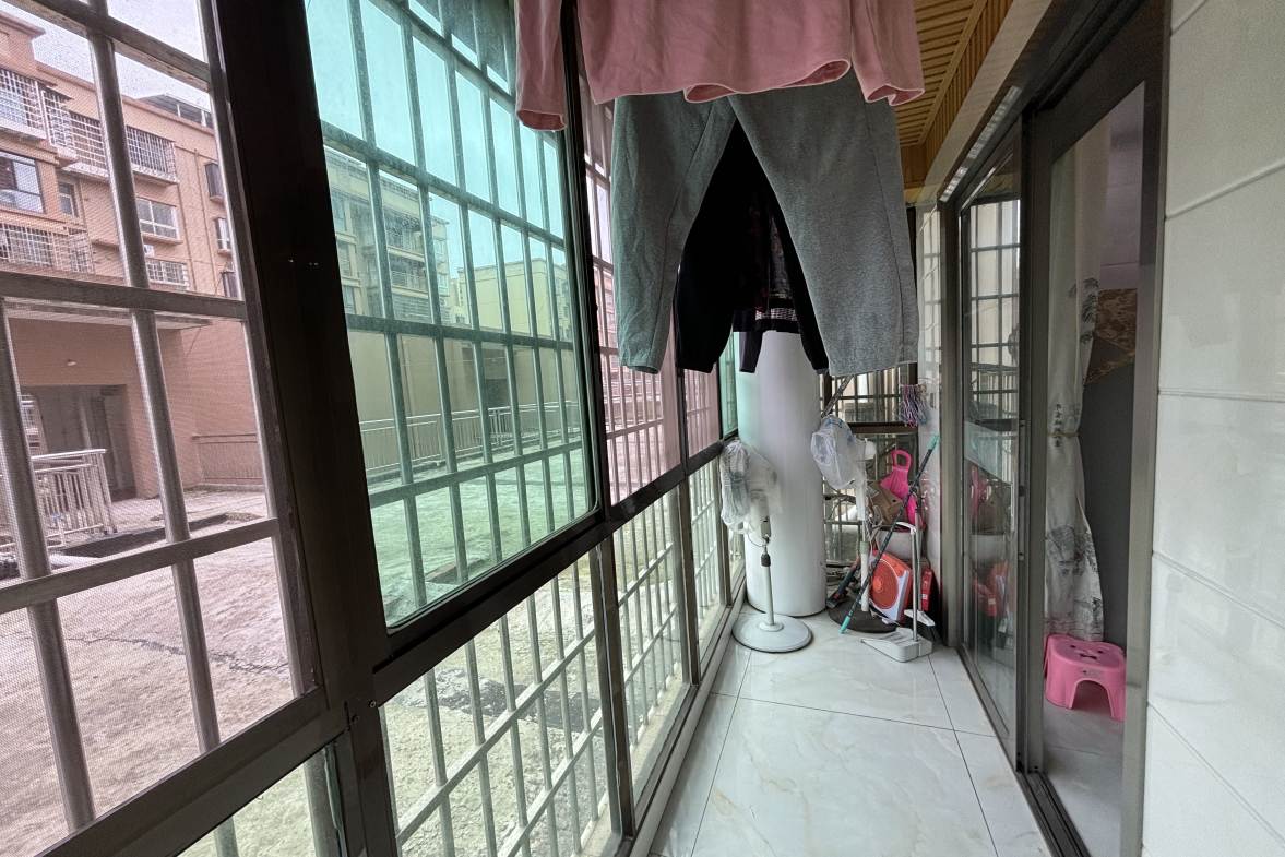 新世界建材城  3室2厅2卫    60.0万客厅