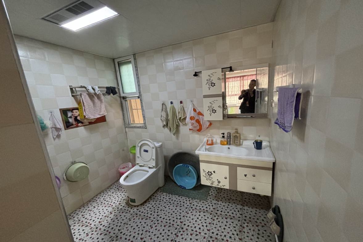 新世界建材城  3室2厅2卫    60.0万室内图1