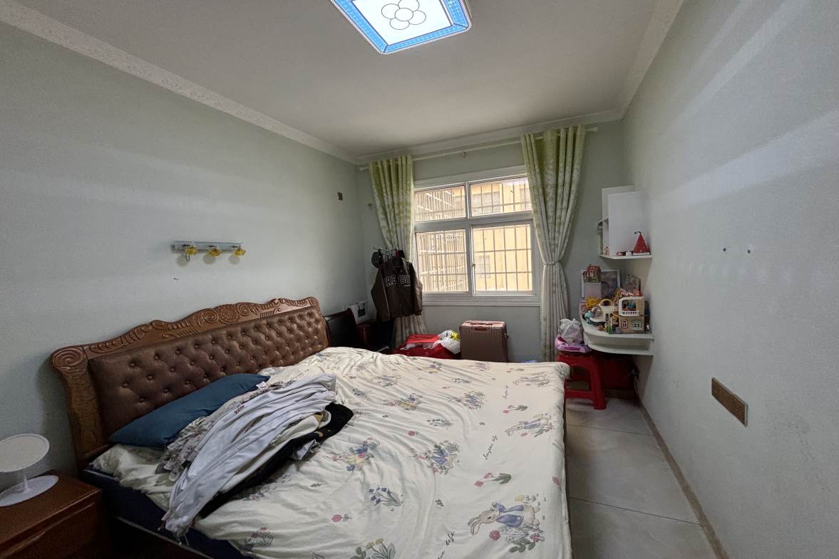 新世界建材城  3室2厅2卫    60.0万客厅