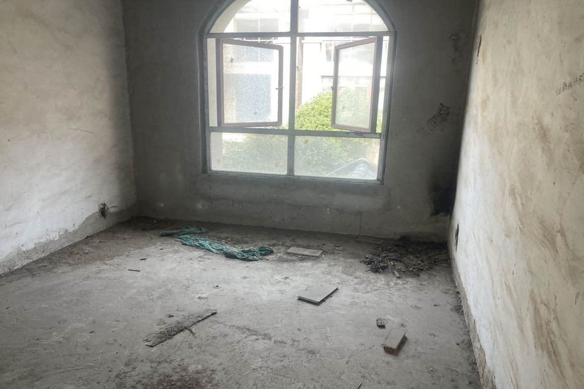 五和小区  6室2厅2卫    140.0万客厅