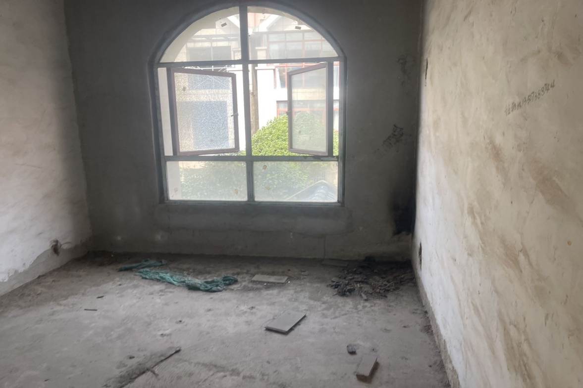 五和小区  6室2厅2卫    140.0万客厅