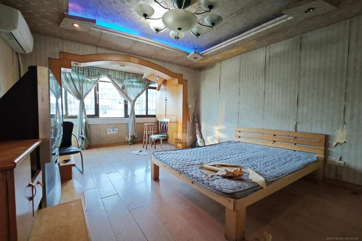 红旗社区  1室2厅1卫   1800.00元/月室内图1