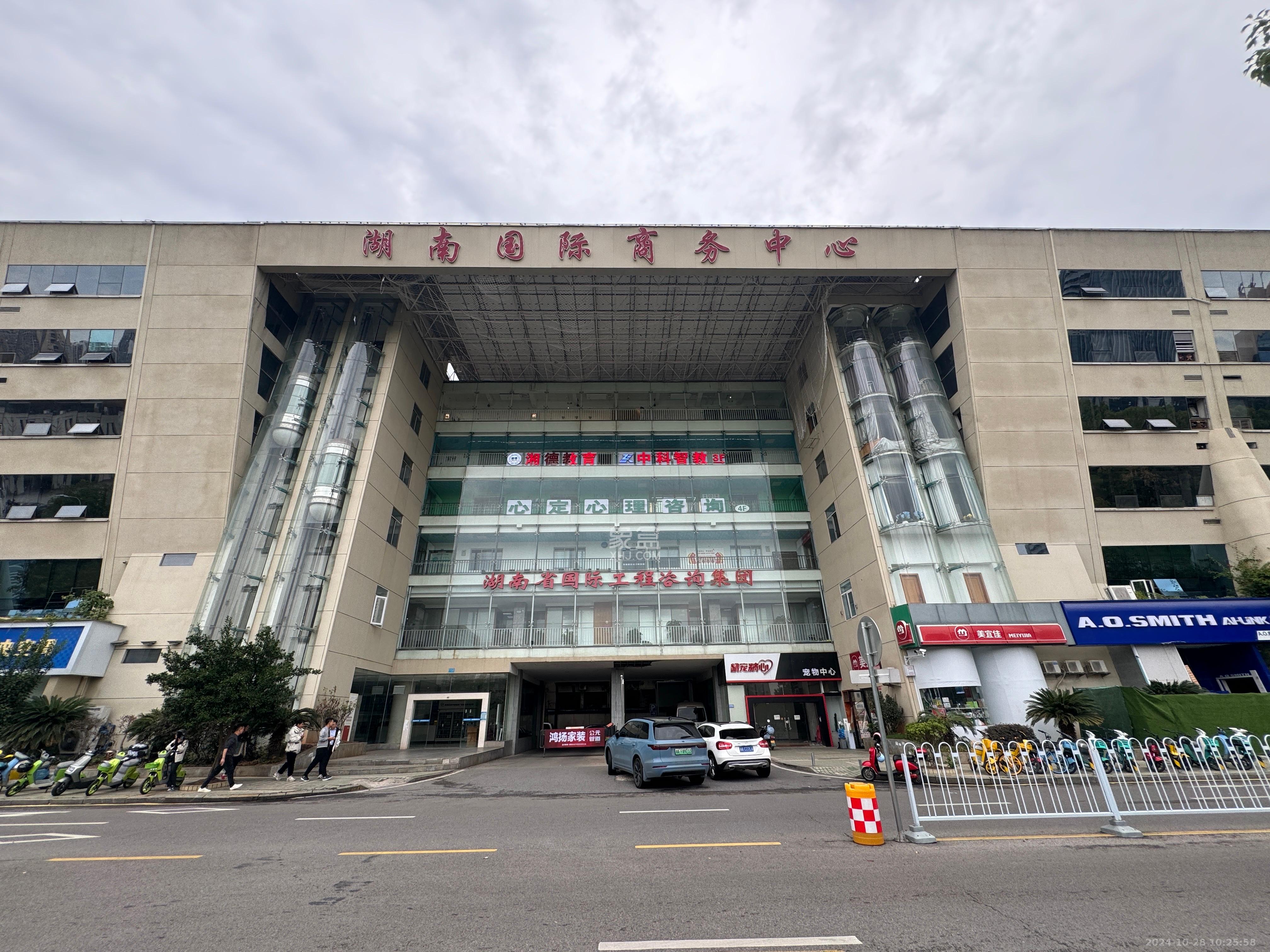 湖南国际商务中心   120.0㎡      5000.0元/月