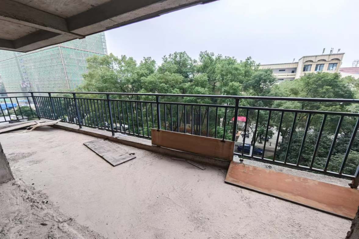 南风苑  4室2厅2卫    79.8万阳台