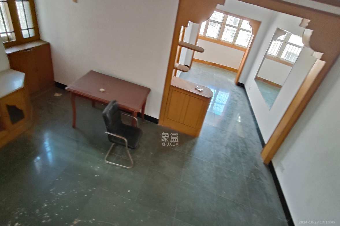 科教新村  4室2厅2卫   2600.00元/月室内图