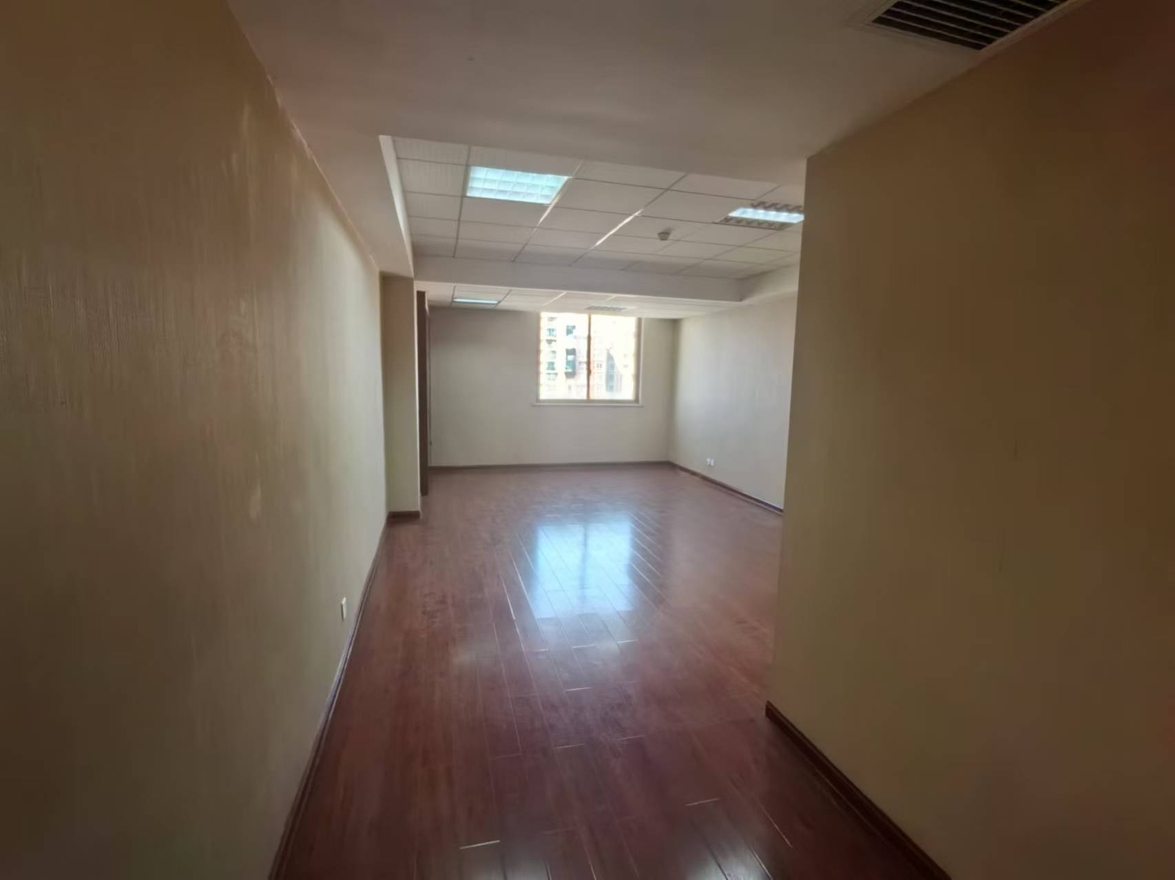 世纪大厦  1室1厅1卫    28.3万