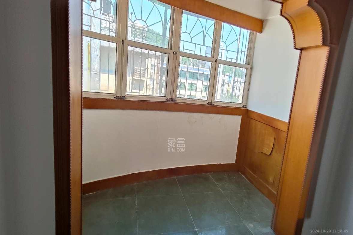 科教新村  4室2厅2卫   2600.00元/月室内图