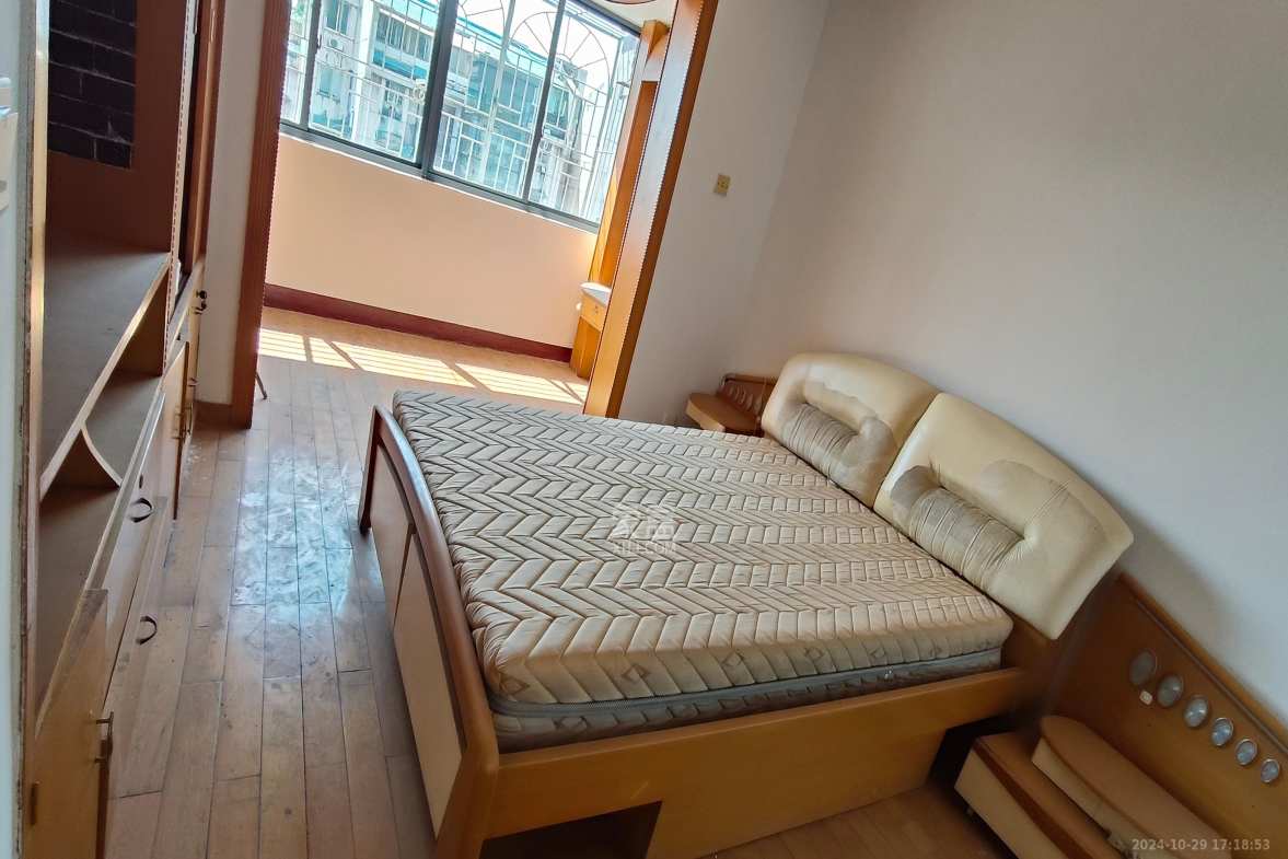 科教新村  4室2厅2卫   2600.00元/月室内图